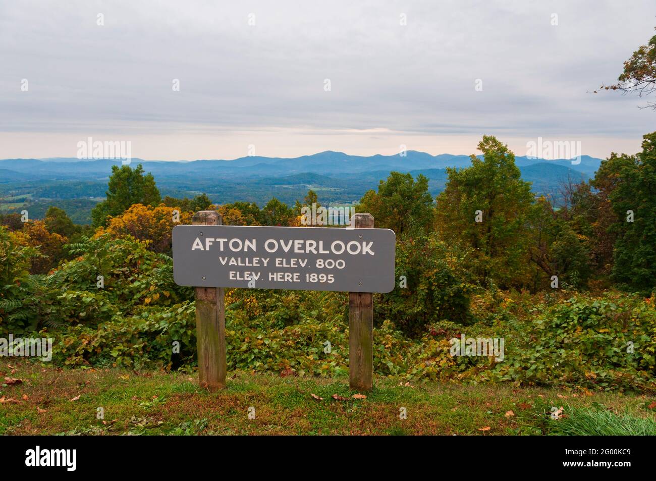 Afton overlook in the Blue Ridge mountains, or Blue Ridge Parkway, part of the Appalachian mountain chain near Afton Virginia, USA. Stock Photo
