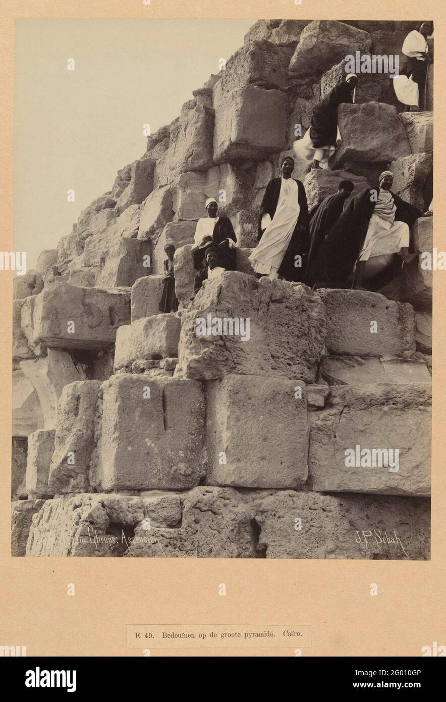 A group of men climb the pyramid of cheops.; EE 49. Bedouines on the large pyramid. Cairo; Egypt; 230 Pyram. Cheops Ascension. The photo is part of the photo series from Egypt collected by Richard Polak. Stock Photo