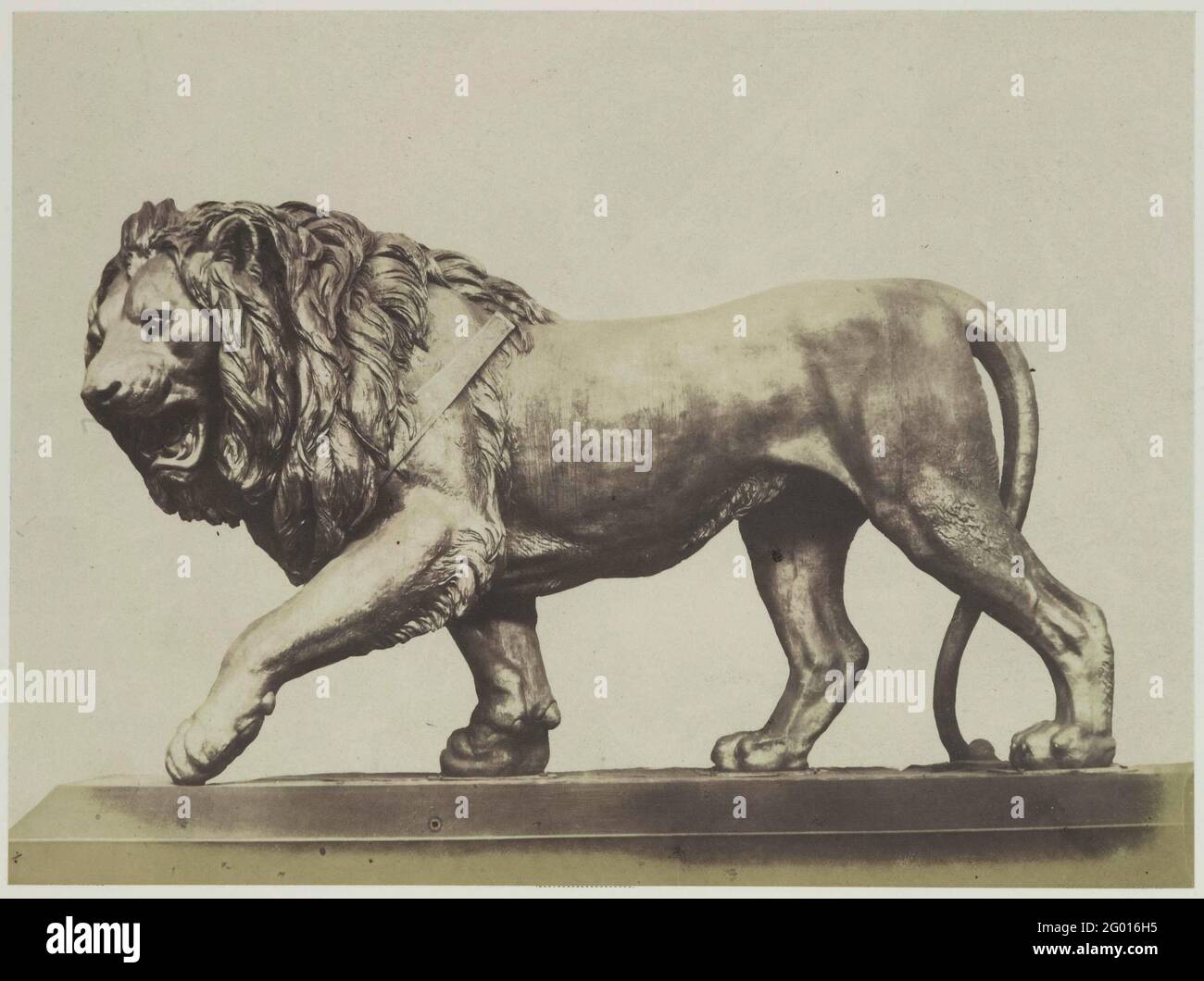 Colossal bronze lion hi-res stock photography and images - Alamy