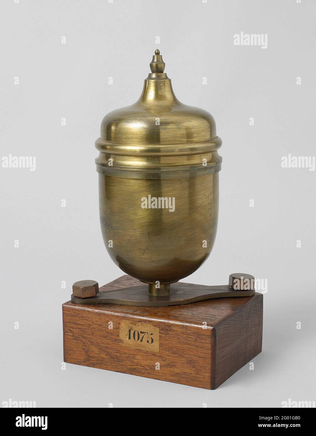 Lubricator. Model of an oil cap, consisting of a funnel with lid, mounted on a wooden base. There is a bracket for cleaning cotton in the funnel. The cleaning kit ensures that Lubricator. Model of an oil cap, consisting of a funnel with lid, mounted on a wooden base. There is a bracket for cleaning cotton in the funnel. The cleaning kit ensures that