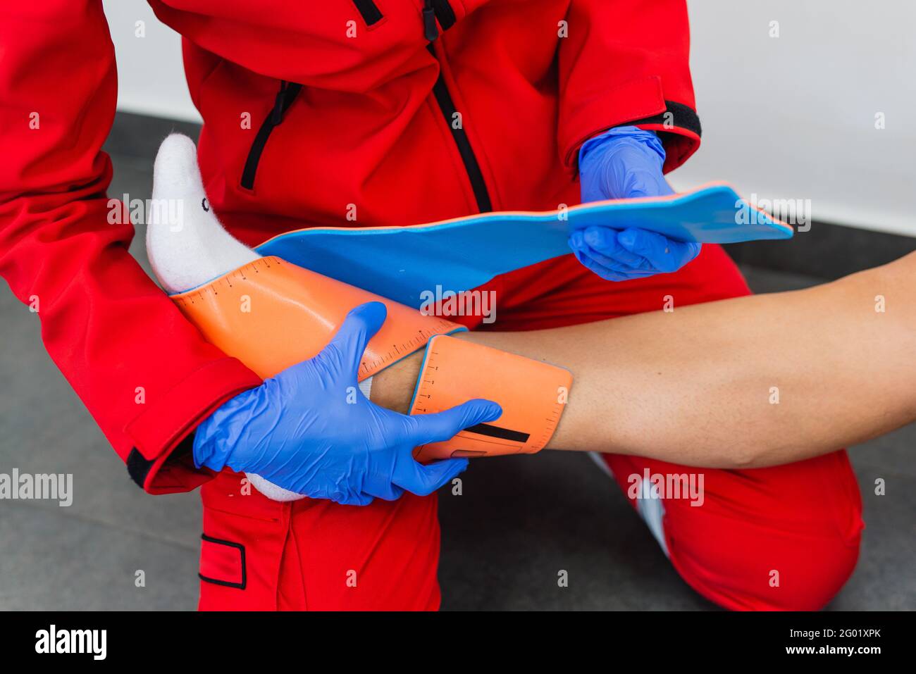 Nurse bandages the leg. Fracture of human lower limbs. Treatment of