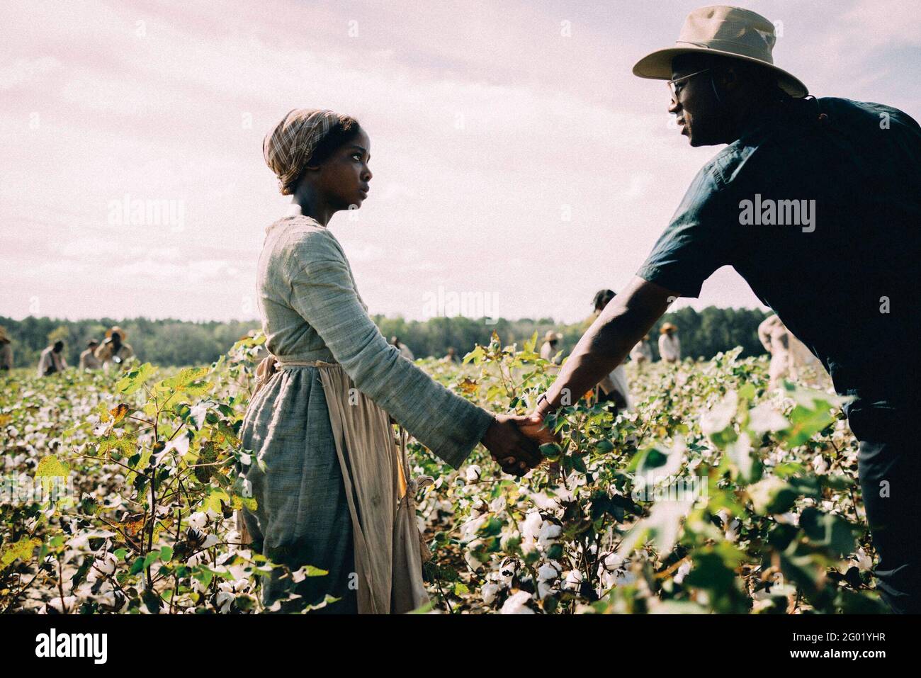 BARRY JENKINS and KYLEE D. ALLEN in THE UNDERGROUND RAILROAD (2021),  directed by BARRY JENKINS. Credit: AMAZON STUDIOS / Album Stock Photo -  Alamy, image size:1300x957