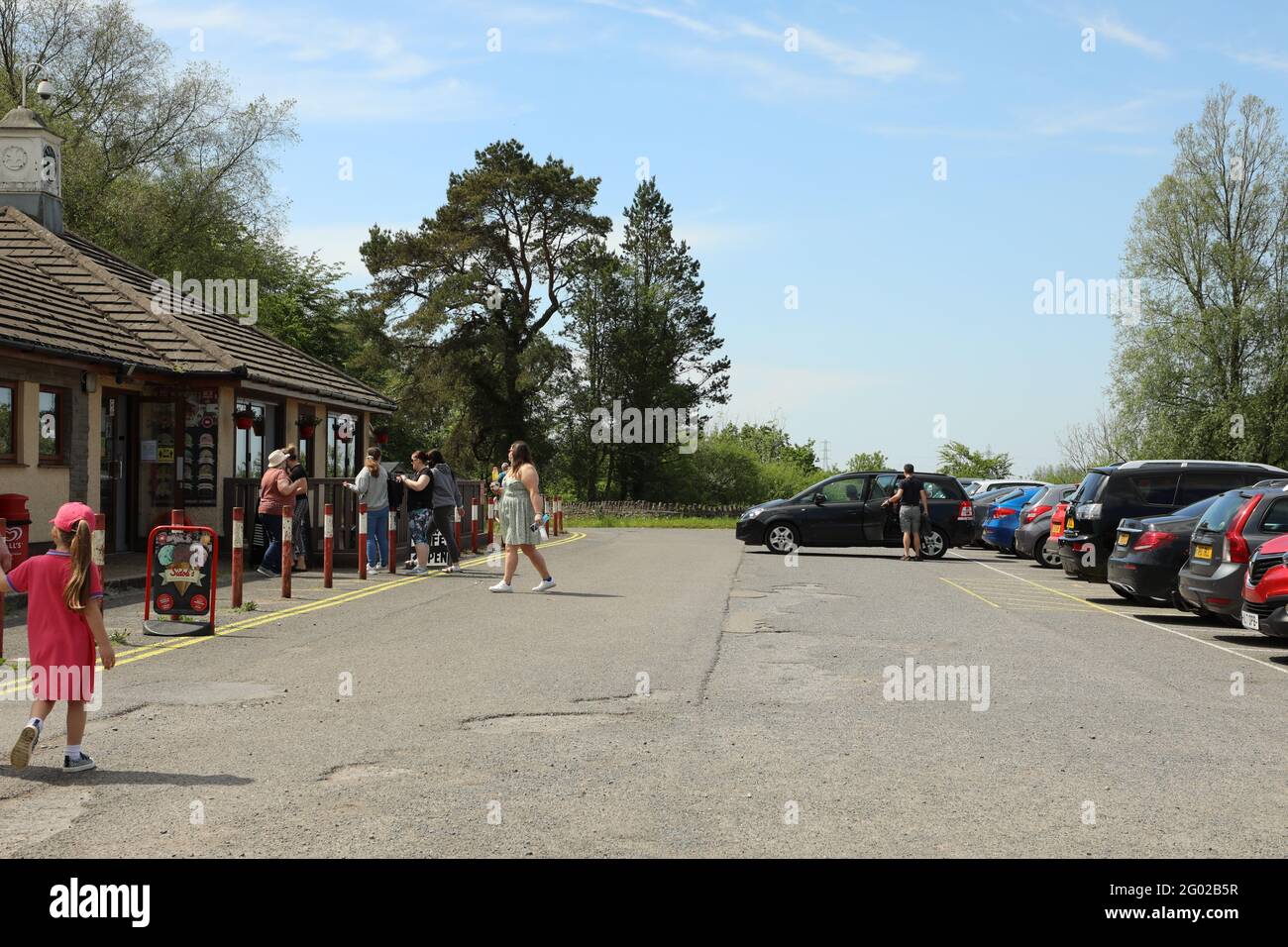 People enjoying Bank Holiday weekend at a busy Cafe Stock Photo