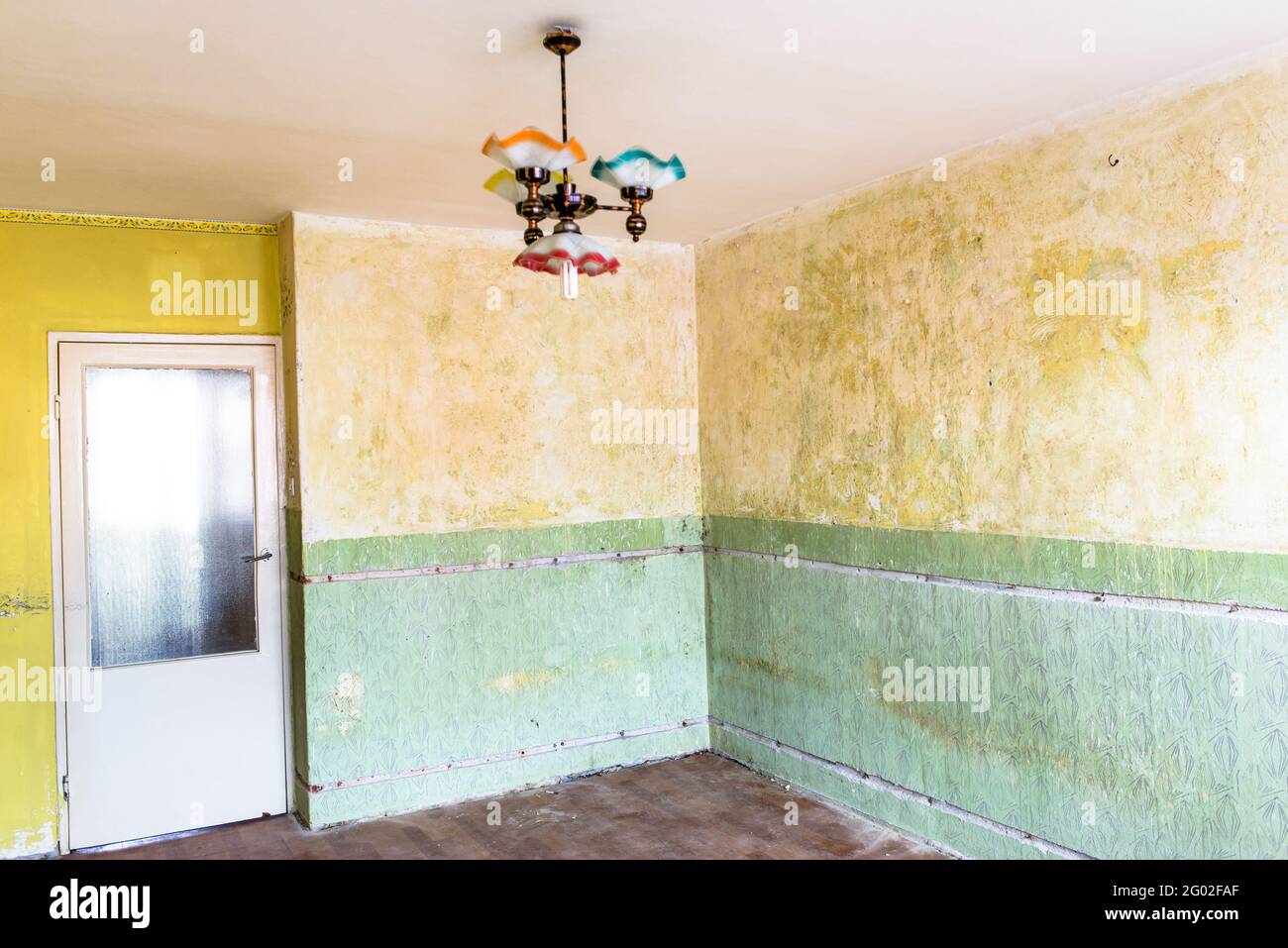 Retro home renovation, interior walls with dirty paint Stock Photo Alamy