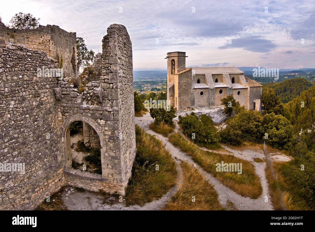 france-vaucluse-84-oppede-le-vieux-the-collegiale-church-which