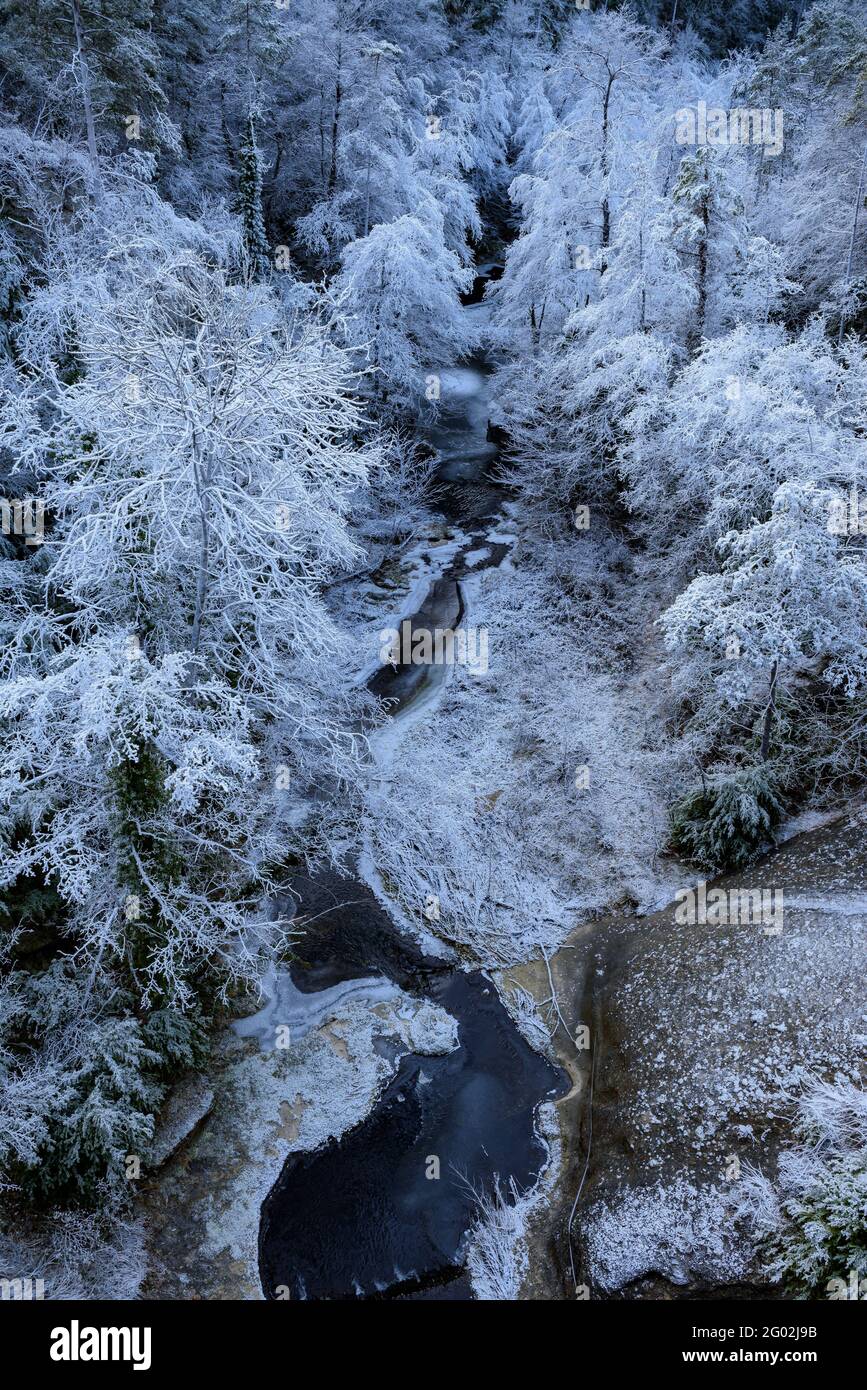 Frozen Merdançol stream on a cold winter morning, seen from the Pont del Climent bridge (Berguedà, Barcelona, Catalonia, Spain, Pyrenees) Stock Photo
