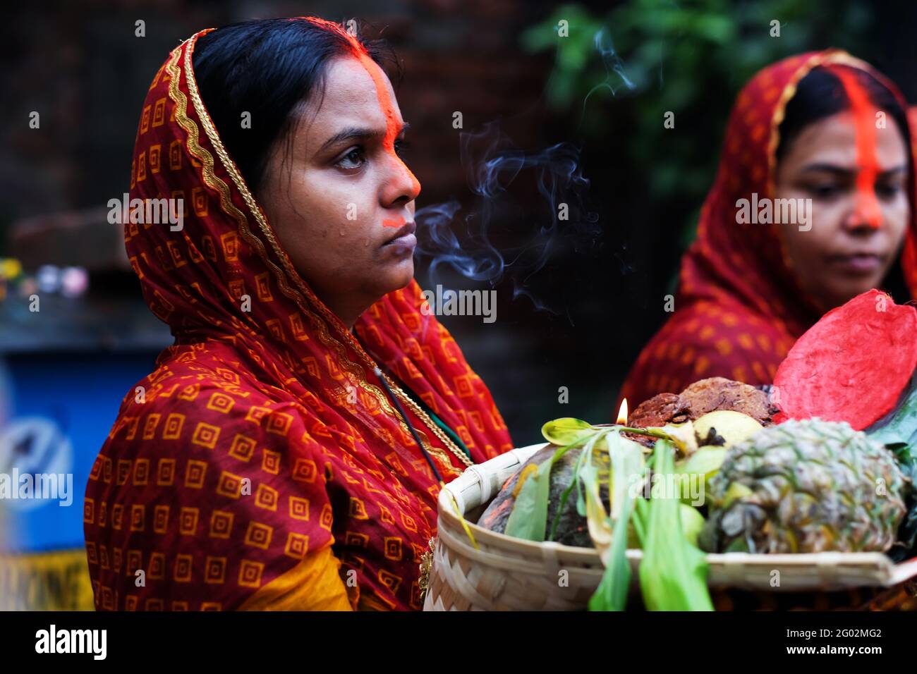 KOLKATA, INDIA - Nov 21, 2020: The Chat puja ritual in the river Ganga. Chat  is an ancient Hindu vedic festival dedicated to worship of Sun as God and  Stock Photo - Alamy