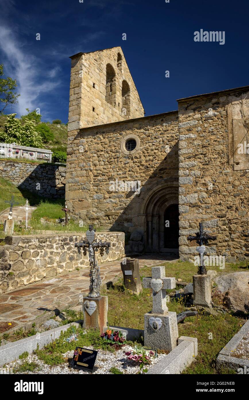 Romanesque hermitage of Sant Andreu d'Angoustrine (Pyrenees Orientales, Occitania, France) ESP: Ermita románica de Sant Andreu de Angoustrine Pirineos Stock Photo