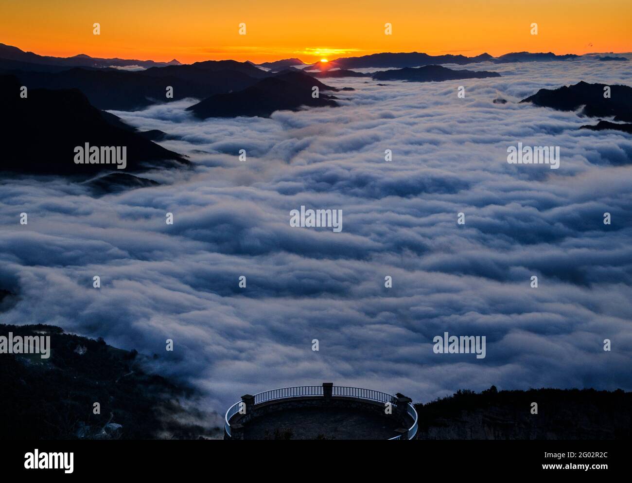 Sunrise over a sea of clouds seen from the Figuerassa viewpoint (Berguedà, Barcelona, Catalonia, Spain, Pyrenees) Stock Photo