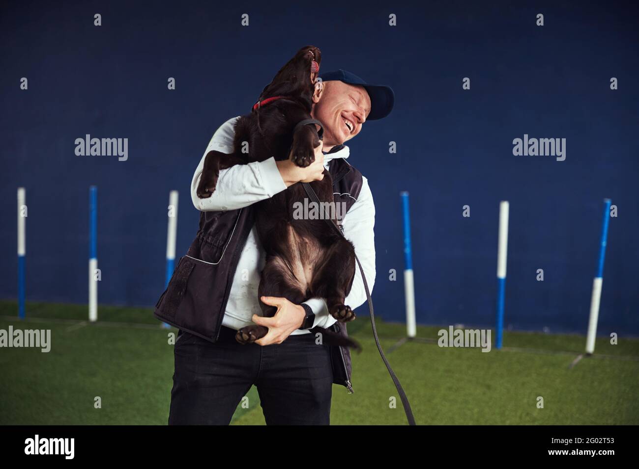 Professional dog handler training labrador hi-res stock photography and ...