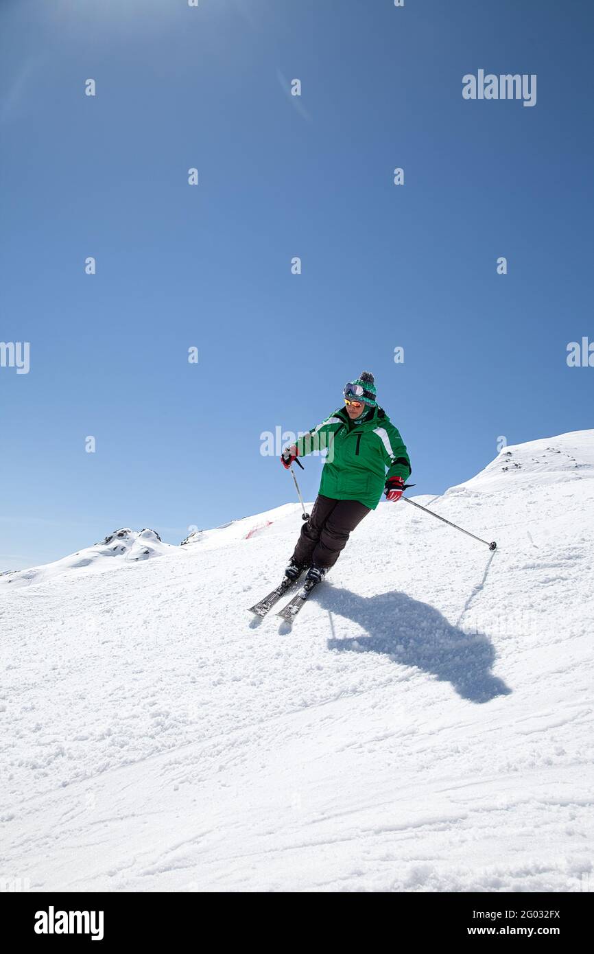 Skifahren in Darbandsar im Iran Stock Photo
