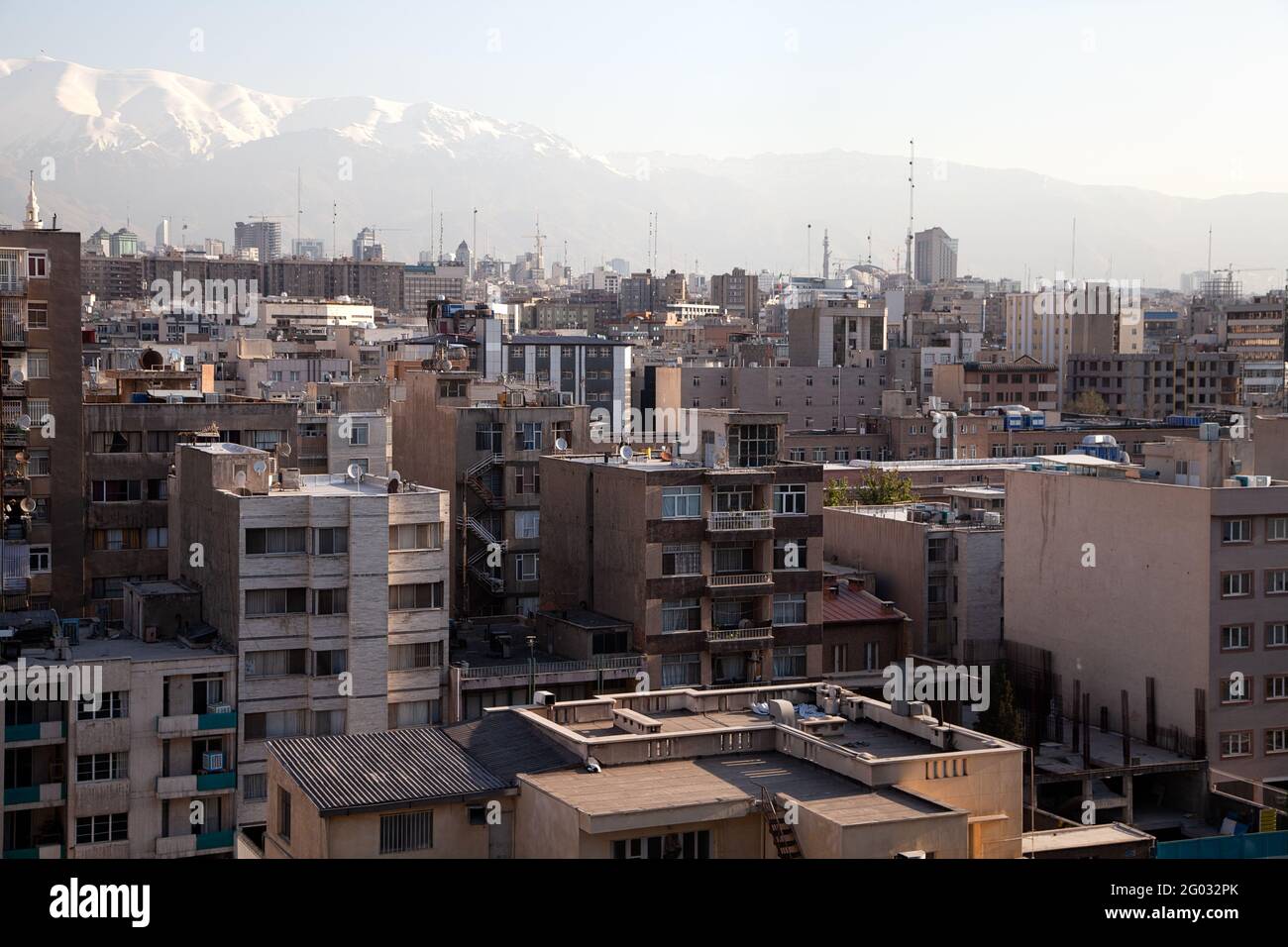 Aussicht auf die Stadt Tehran und im Hintergrund ist die Elborz Gebirge zu sehen. Stock Photo