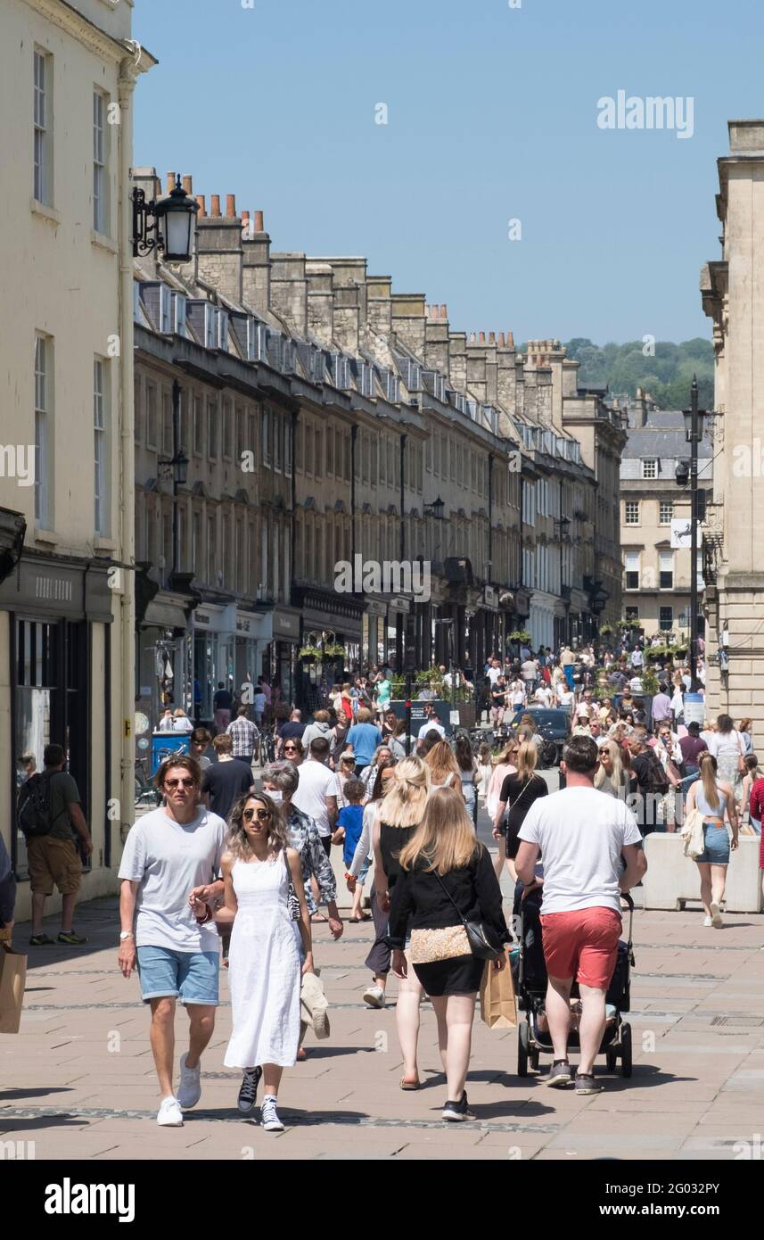 Bath, Somerset, UK, UK. 31st May, 2021. People enjoy the sunny weather in Bath city centre. Very ...