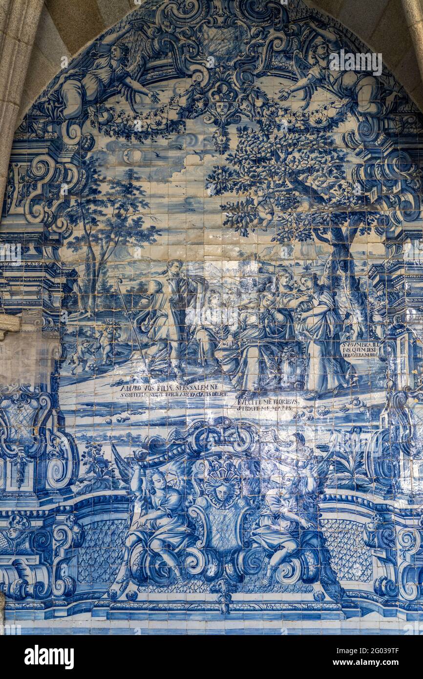 Wandbild aus typischen blauen Fliesen Azulejos in der Kathedrale Sé do Porto, Porto, Portugal, Europa   |  Wall with traditional blue Clay Tiles Azule Stock Photo