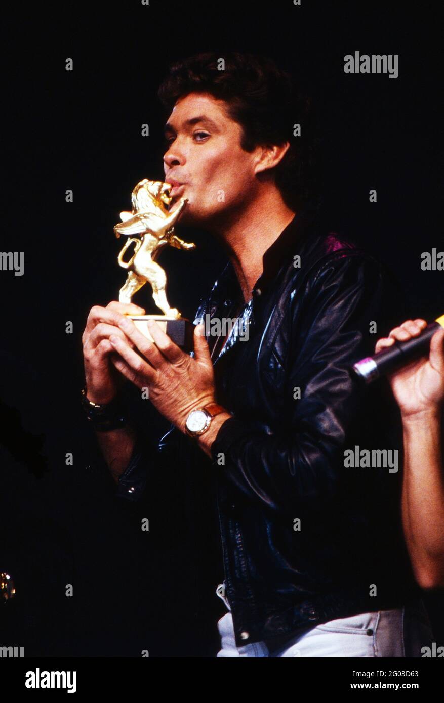 David Hasselhoff, amerikanischer Schauspieler und Sänger,erhält einen Musikpreis für optimale Singleverkäufe, Deutschland 1989. Stock Photo