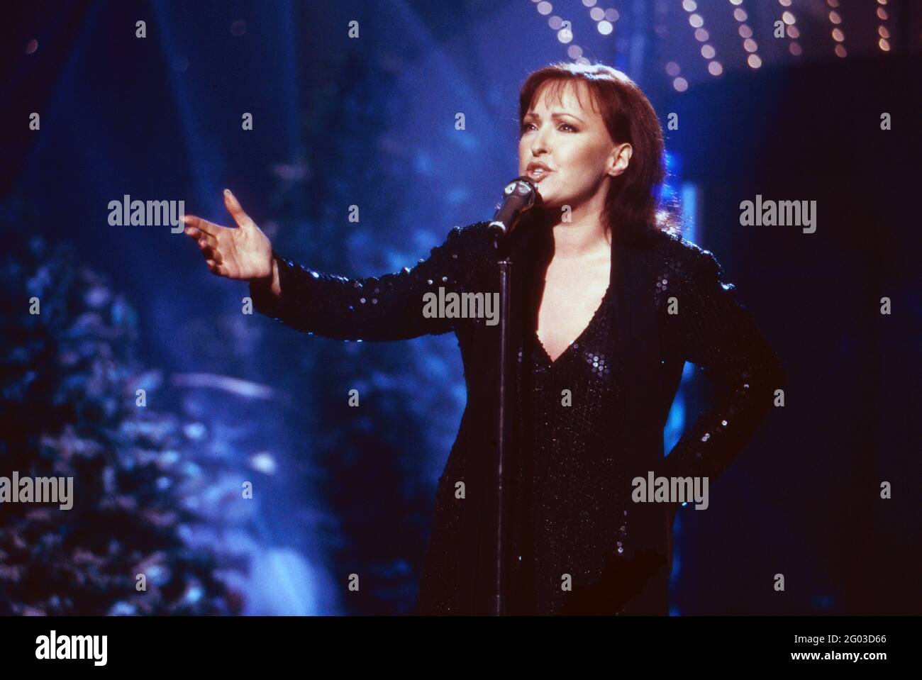 Ute Freudenberg, deutsche Pop- und Schlagersängerin, bei einem Auftritt, Deutschland 1999. Stock Photo