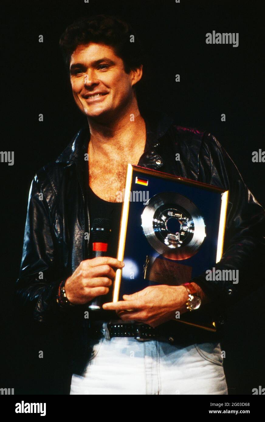 David Hasselhoff, amerikanischer Schauspieler und Sänger,erhält einen Musikpreis für optimale Singleverkäufe, Deutschland 1989. Stock Photo