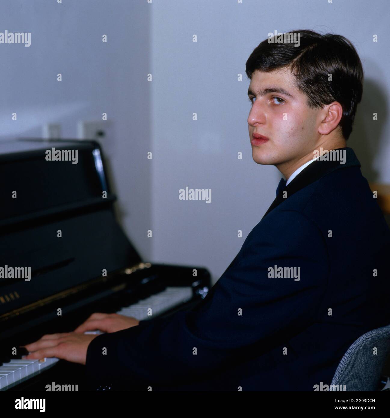 Dimitris Sgouros, griechischer Pianist, am Klavier, 1986. Dimitris Sgouros, Greek pianist, on the piano, 1986. Stock Photo