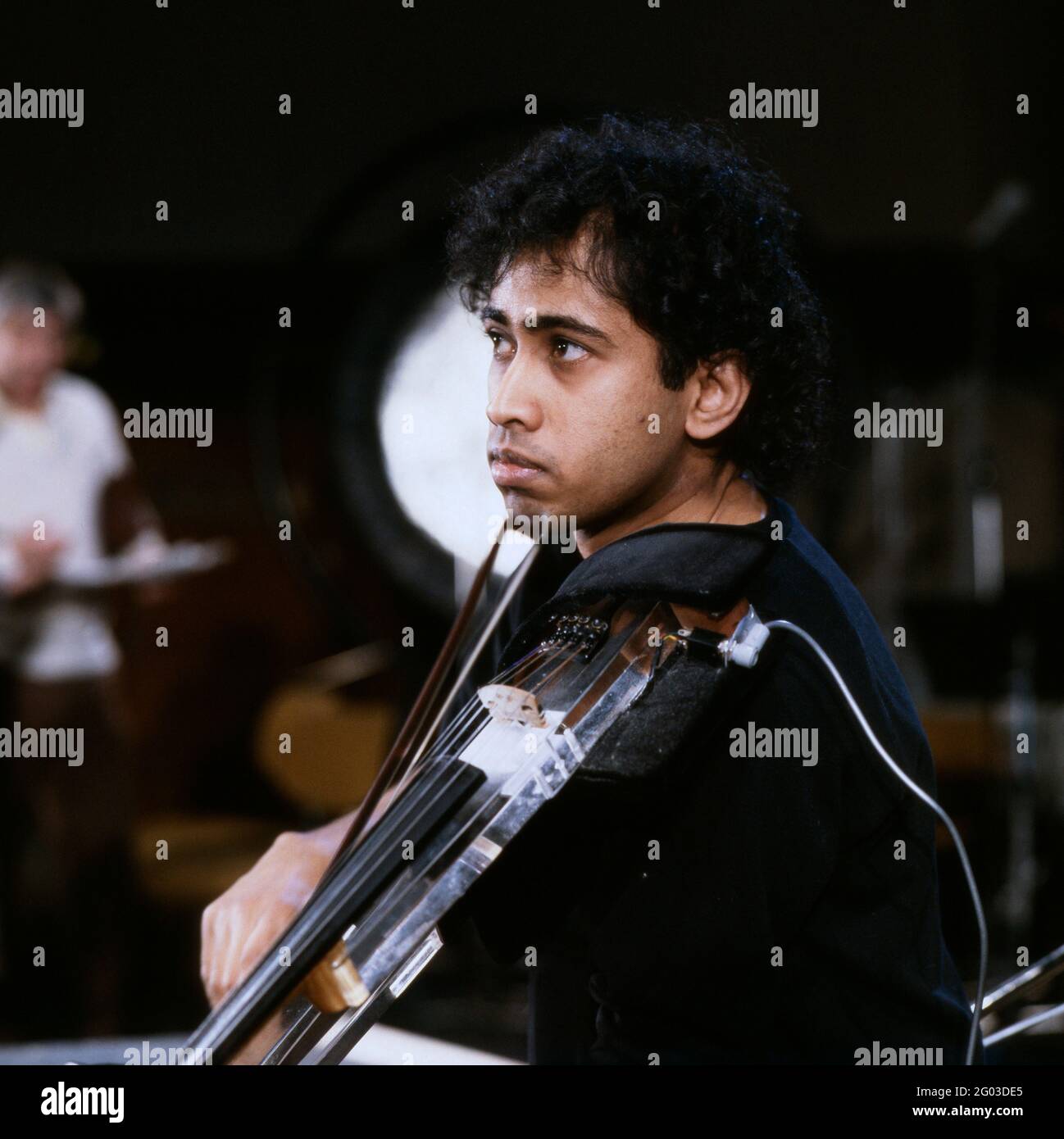 L. Shankar, auch Lakshminarayana Shankar oder Shenkar, indischer Violinist,  Sänger und Komponist, spielt auf dem Jazz Fest Berlin, mit Zakir Hussain  als Shankar-Hussain-Duo, Philharmonie, 1981. L. Shankar or Shenkar, Indian  violinist, singer