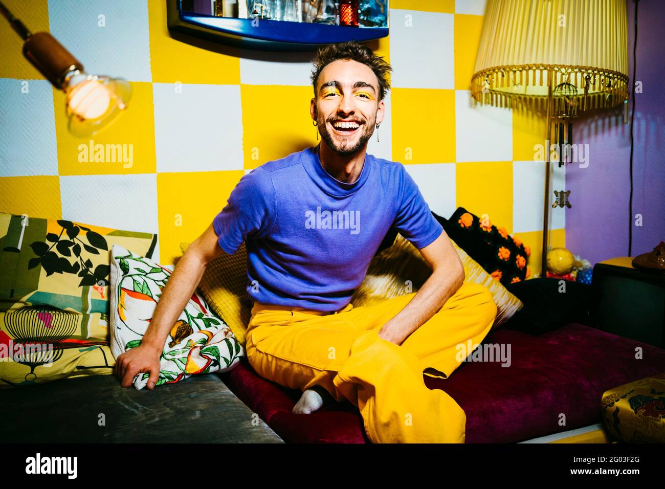 Sofa man young free hi-res stock photography and images - Alamy