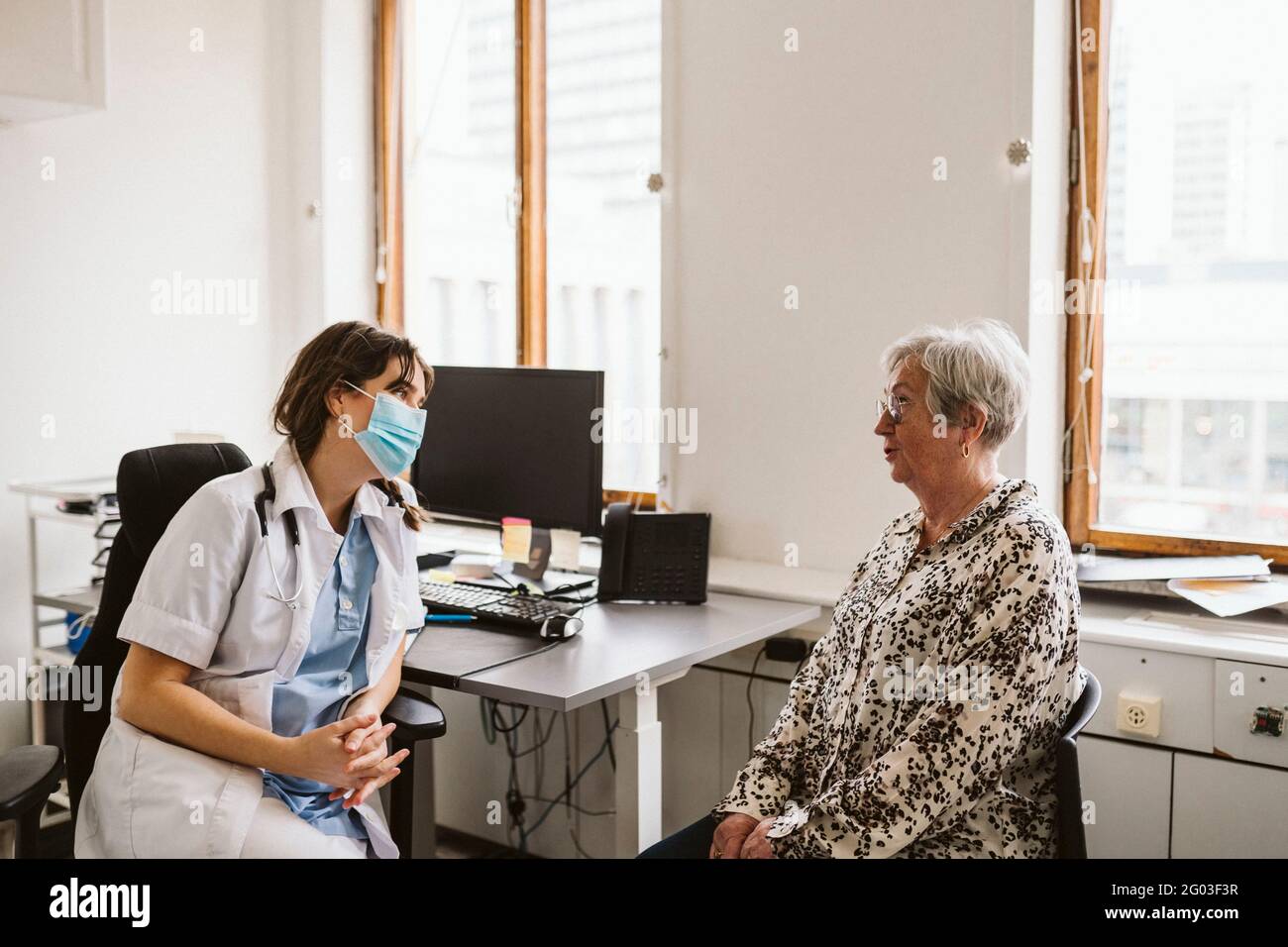 Doctor consulting with patient hi-res stock photography and images - Alamy