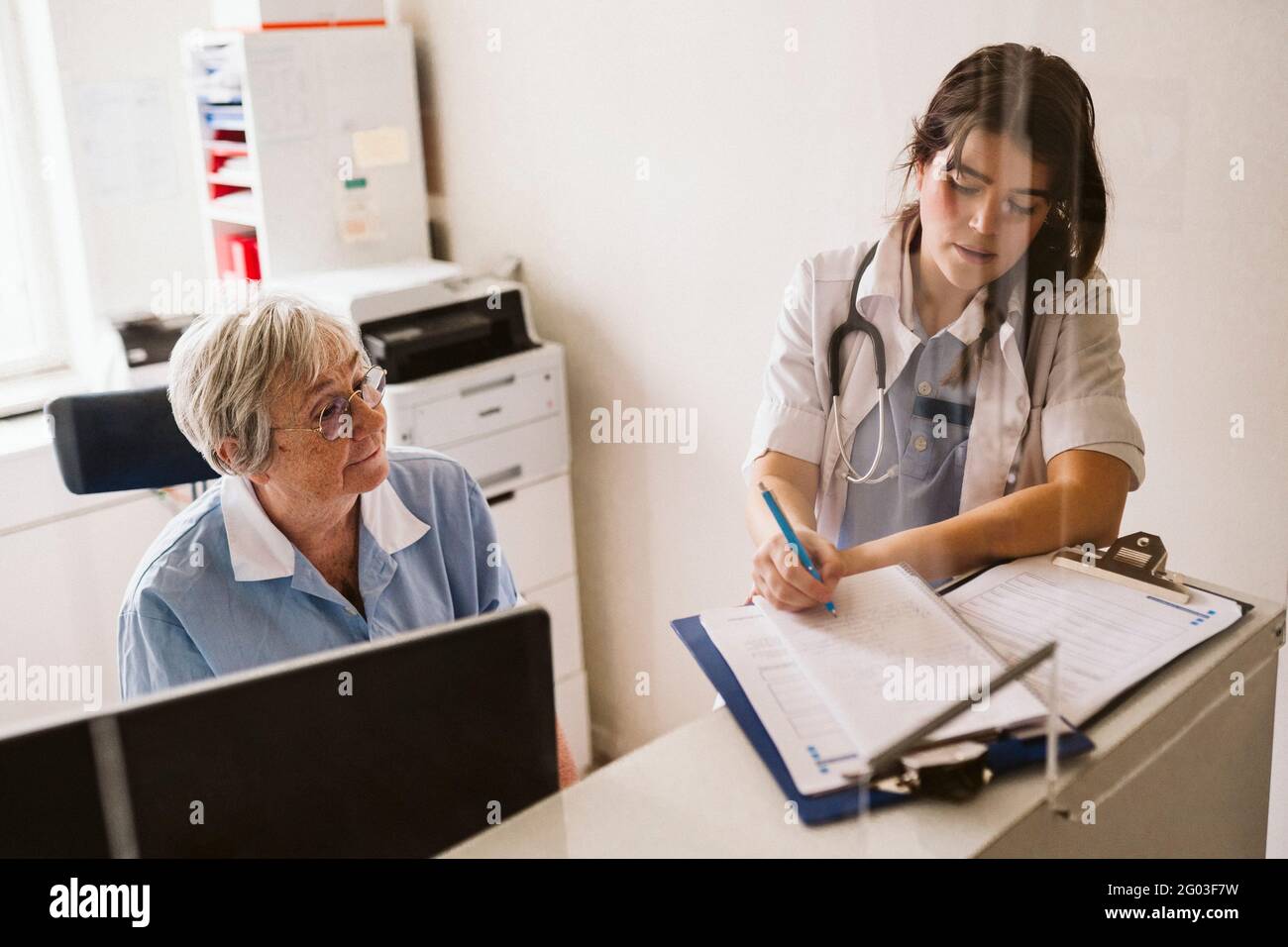 Prescription doctor writing hi-res stock photography and images - Alamy
