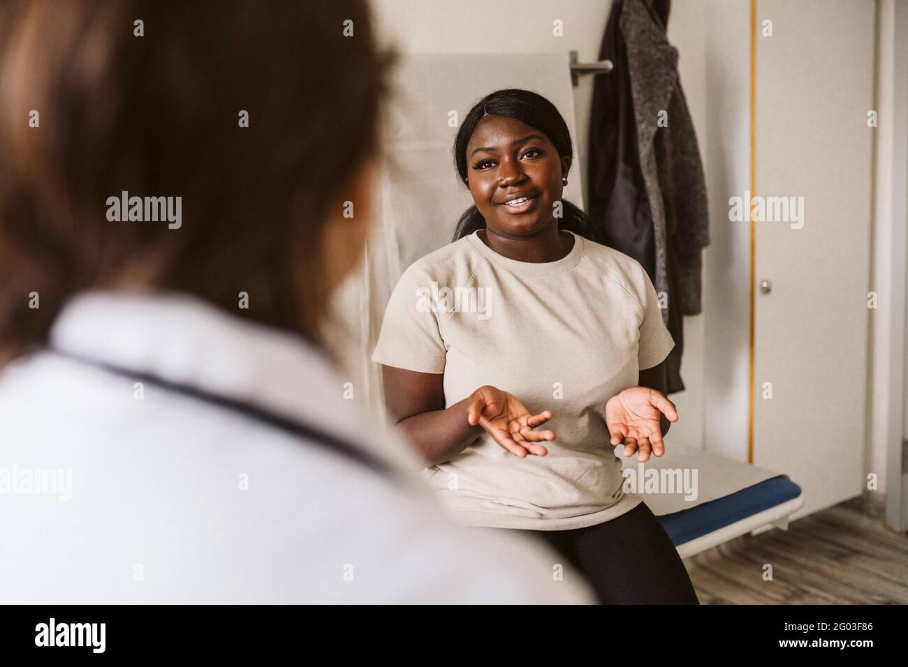 Doctor talking woman hi-res stock photography and images - Alamy