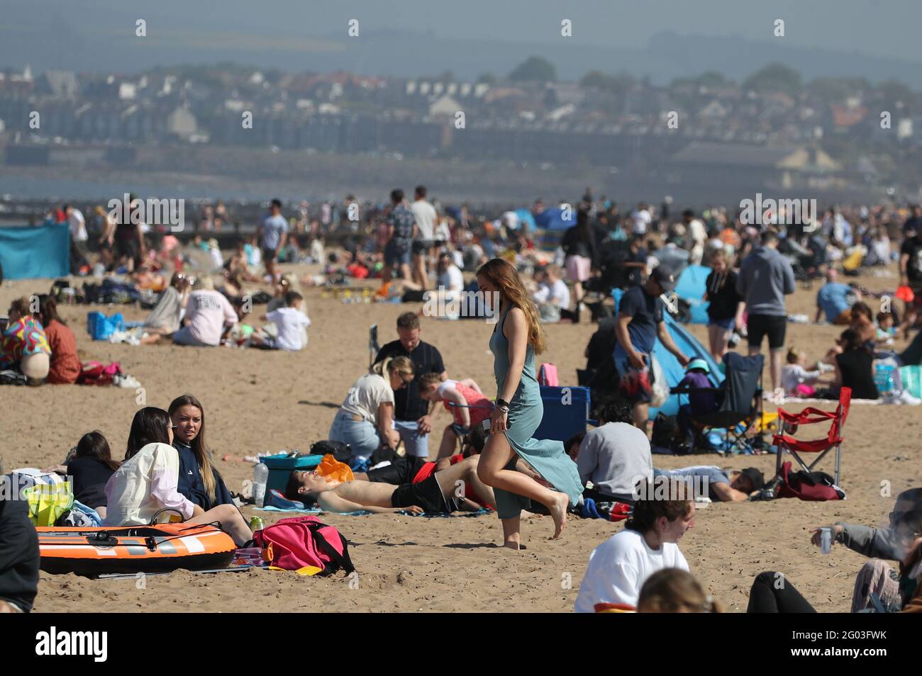 Raadplegen briefpapier Fietstaxi People at Portobello beach, near Edinburgh, as Bank Holiday Monday could be  the hottest day of the year so far - with temperatures predicted to hit 25C  in parts of the UK.