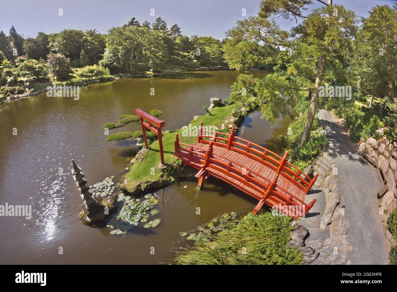 FRANCE, MAINE ET LOIRE - 49 - ORIENTAL PARK OF MAULEVRIER. THESE RED BRIDGE AND PORTAL EVOKE A JAPANESE GARDEN (AERIAL VIEW) Stock Photo