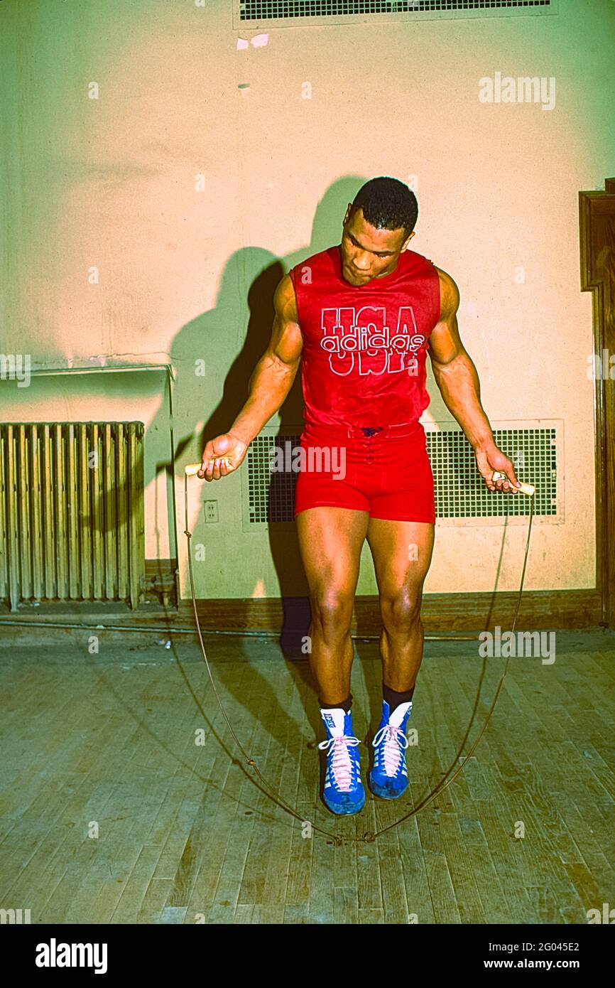 Mike Tyson training at Cus D'Amato's gym in Catskill, NY in 1986 Stock  Photo - Alamy