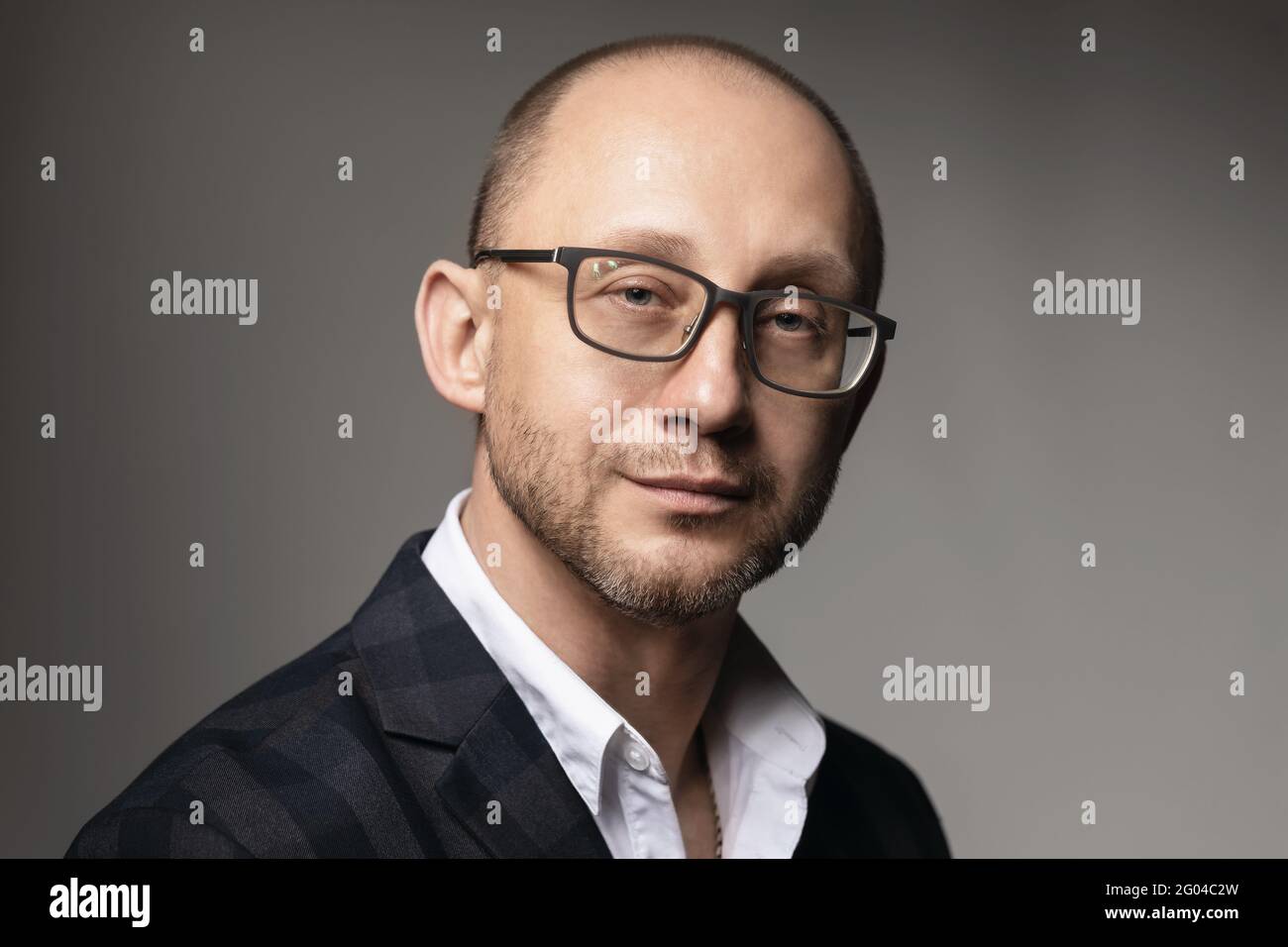 Portrait of a man in a suit and glasses close-up Stock Photo - Alamy