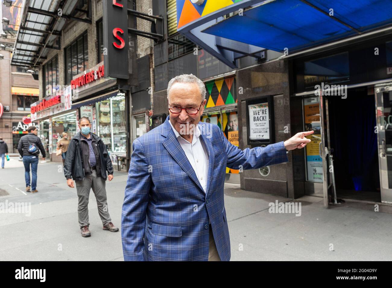 New York, United States. 31st May, 2021. U. S. Senator Charles Schumer arrives for Carolines on Broadway comedy club re-opening after pandemic ceremony. Senator Charles Schumer lauded Safe our Stages (SOS) bill passed by Senate to help cultural venues to survive pandemic. He also cracked few jokes saying it is comedy club he does not have a choice but say them. (Photo by Lev Radin/Pacific Press) Credit: Pacific Press Media Production Corp./Alamy Live News Stock Photo