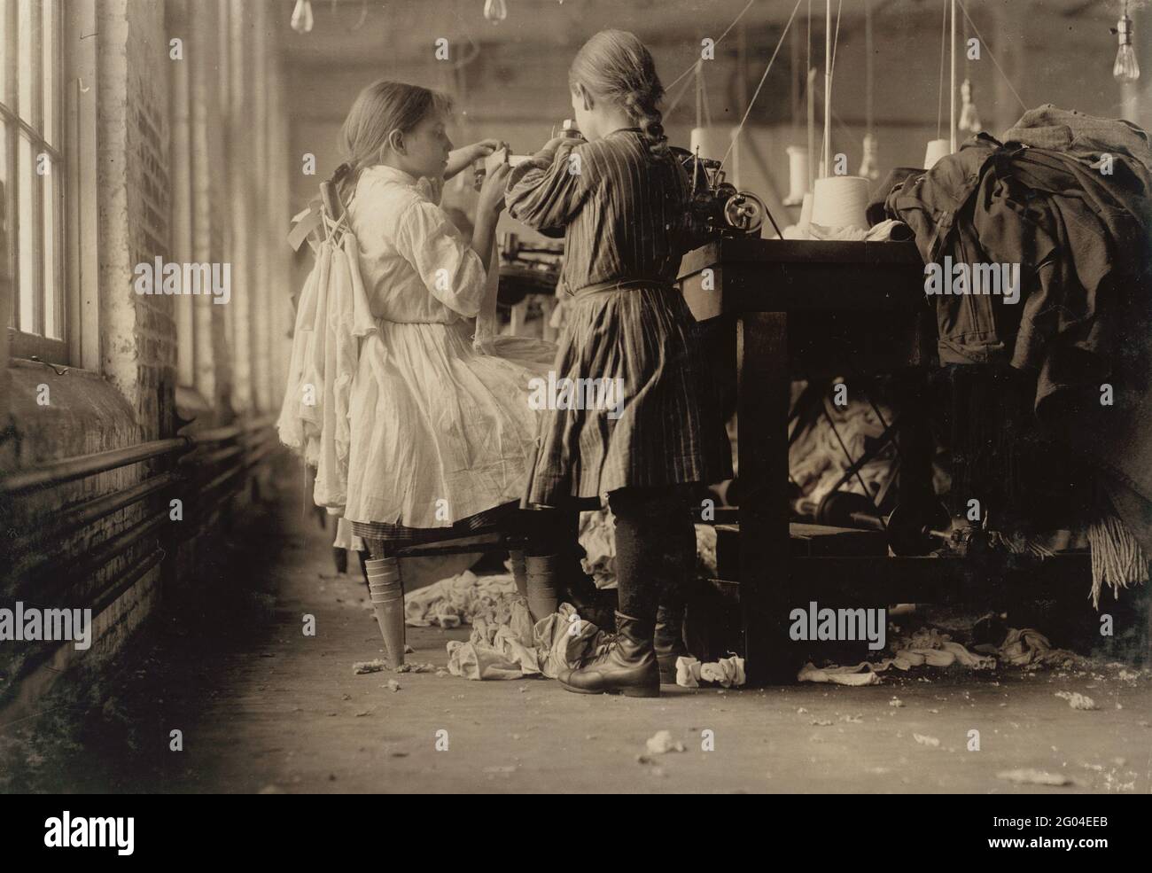 Child Labour: Two little girls working as a raveler and a looper in a textile mill in Loudon Tennessee Stock Photo