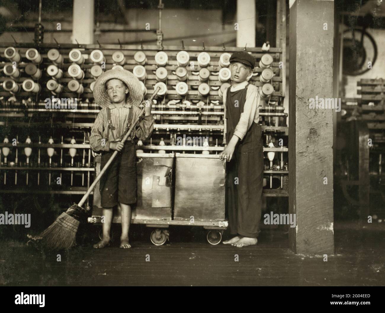 Child Labour: two children aged 12 and 7 working as a doffer and a sweeper in a cotton mill in Virginia Stock Photo