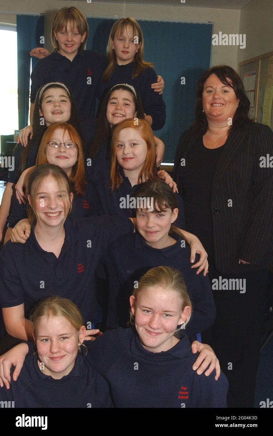 FIVE SETS OF TWINS IN THE SAME CLASS AT BAY HOUSE SCHOOL, GOSPORT, HANTS. THEY ARE FRONT TO BACK, POPPY AND TAMSIN HOWLAND, LISA AND CLAIRE WAKE, BETHANY AND AMBERLEY COLBURN, BETH AND LAURA KEMP, JASMINE AND JORDAN REGAN, WITH THEIR TEACHER GILLIAN HIGGINS. PIC MIKE WALKER, 2006 Stock Photo