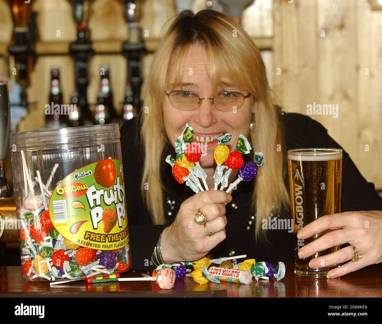 Landlady Mary Anderson at the Portsdown Inn, Portsmouth ready with the lollipops to quiten down noisy drinkers at closing time . pic Mike Walker, 2005 Stock Photo