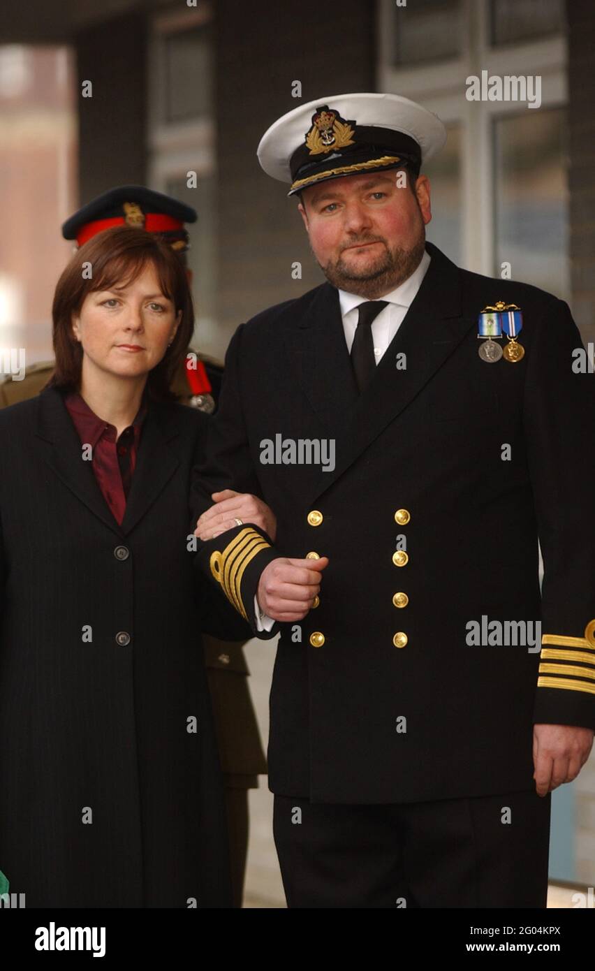 CAPTAIN ROBERT TARRANT COMMANDING OFFICER OF NUCLEAR SUBMARINE HMS TALENT ARRIVES AT THE COURT MARTIAL IN PORTSMOUTH WITH HIS WIFE TRACY. PIC MIKE WALKER, 2005 Stock Photo