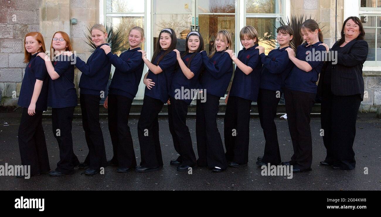 FIVE SETS OF TWINS IN THE SAME CLASS AT BAY HOUSE SCHOOL, GOSPORT, HANTS. THEY ARE LEFT TO RIGHT,BETHANY AND AMBERLEY COLBURN, POPPY AND TAMSIN HOWLAND, BETH AND LAURA KEMP JASMINE AND JORDAN REGAN, LISA AND CLAIRE WAKE WITH THEIR TEACHER GILLIAN HIGGIN PIC MIKE WALKER, 2006 Stock Photo