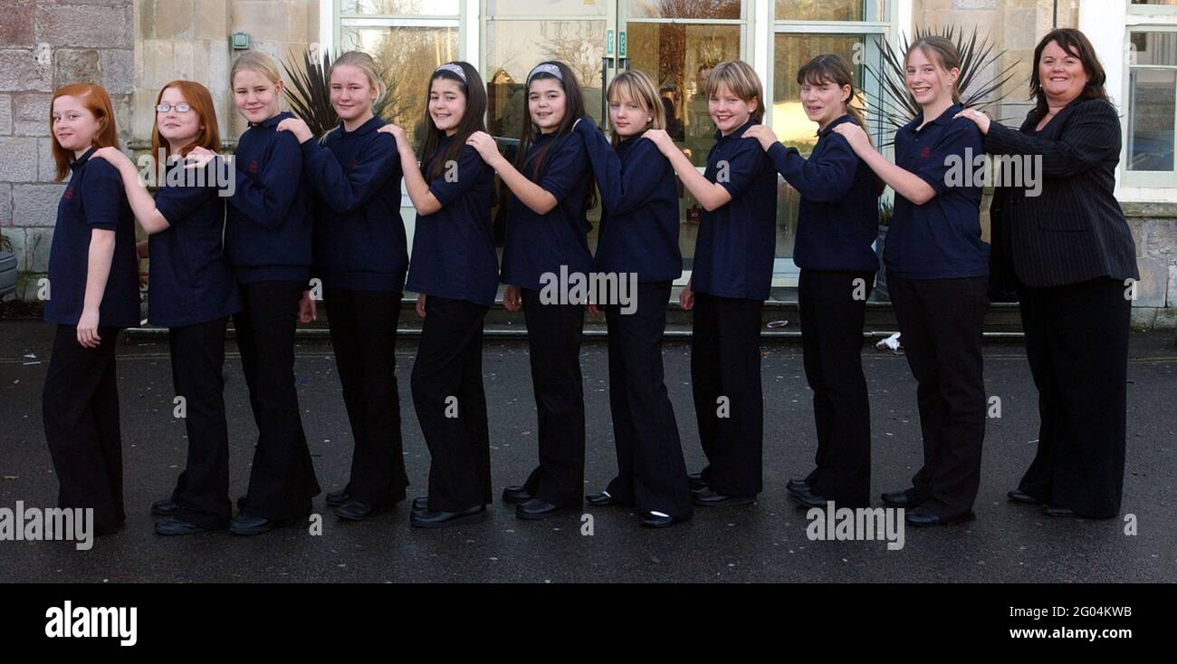 FIVE SETS OF TWINS IN THE SAME CLASS AT BAY HOUSE SCHOOL, GOSPORT, HANTS. THEY ARE LEFT TO RIGHT,BETHANY AND AMBERLEY COLBURN, POPPY AND TAMSIN HOWLAND, BETH AND LAURA KEMP JASMINE AND JORDAN REGAN, LISA AND CLAIRE WAKE WITH THEIR TEACHER GILLIAN HIGGIN PIC MIKE WALKER, 2006 Stock Photo