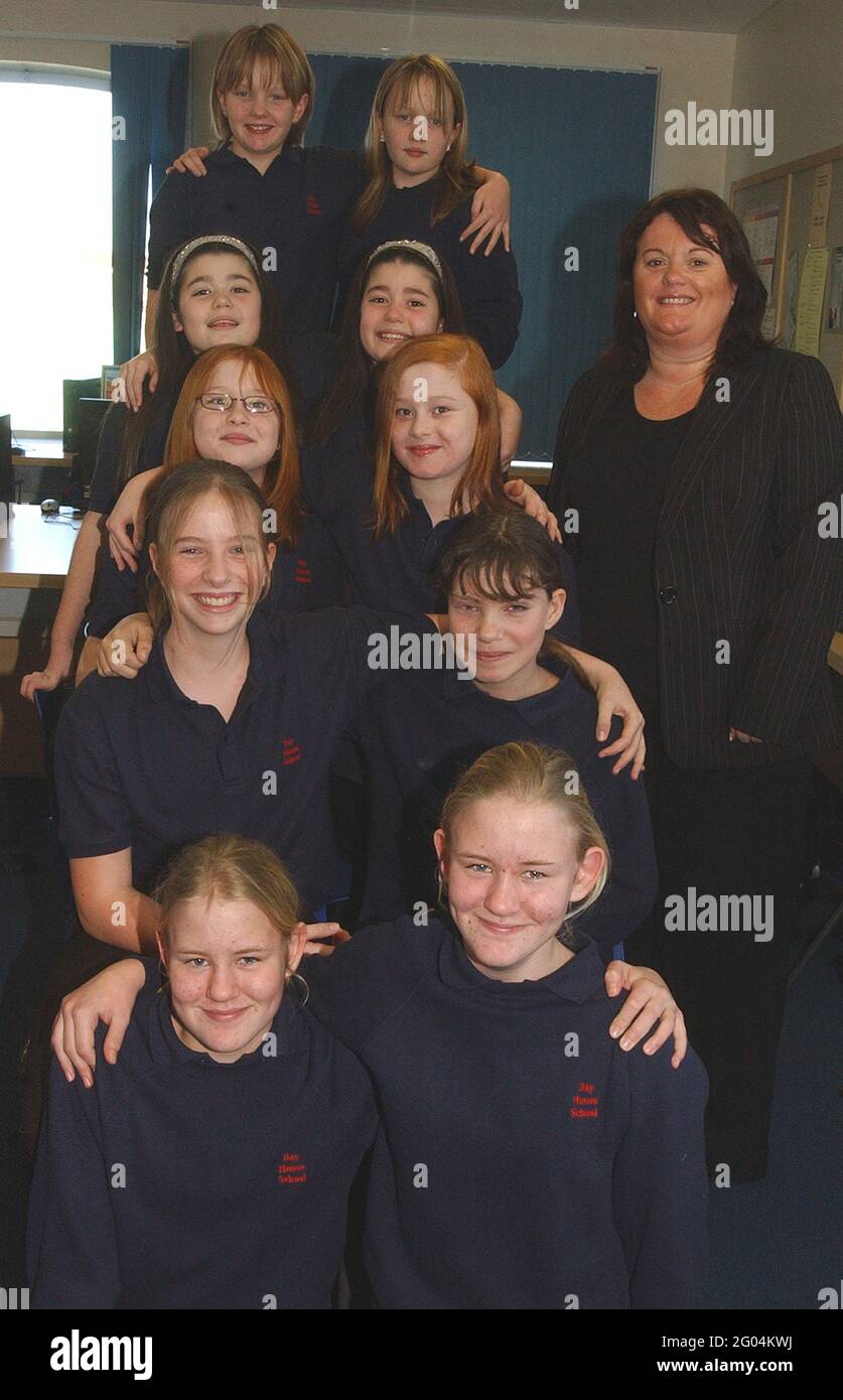 FIVE SETS OF TWINS IN THE SAME CLASS AT BAY HOUSE SCHOOL, GOSPORT, HANTS. THEY ARE FRONT TO BACK, POPPY AND TAMSIN HOWLAND, LISA AND CLAIRE WAKE, BETHANY AND AMBERLEY COLBURN, BETH AND LAURA KEMP, JASMINE AND JORDAN REGAN, WITH THEIR TEACHER GILLIAN HIGGIN PIC MIKE WALKER, 2006 Stock Photo