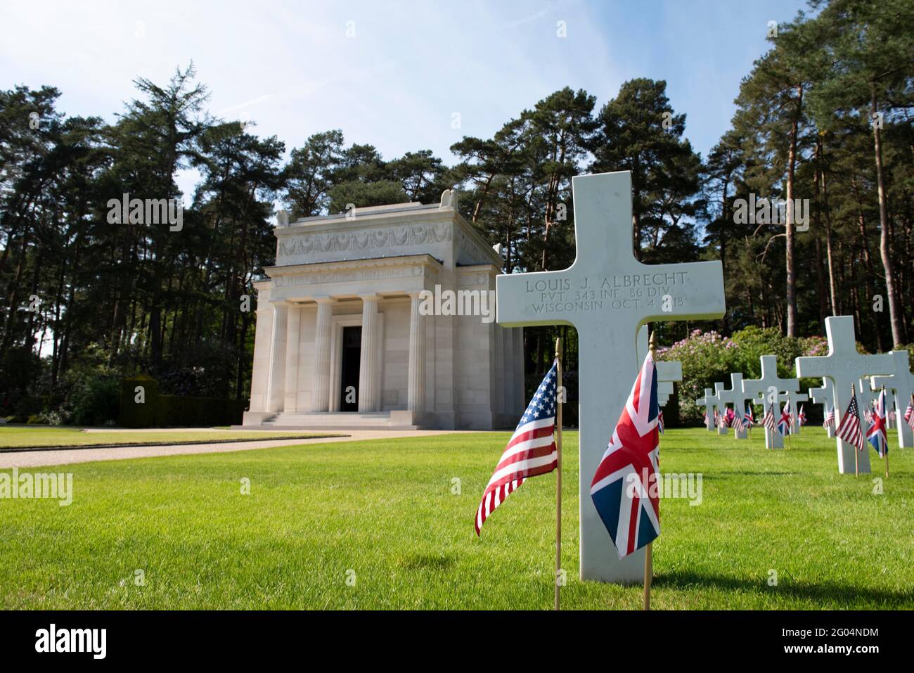 Brookwood, UK. 30th May, 2021. U.S. and British flags mark the graves in observance of Memorial Day in front of the chapel memorial at the Brookwood American Military Cemetery, May 30, 2021 in Brookwood, Surrey, England. Brookwood is the only American Military Cemetery of World War I in the British Isles and contains the graves of 468 American war dead. Credit: Planetpix/Alamy Live News Stock Photo