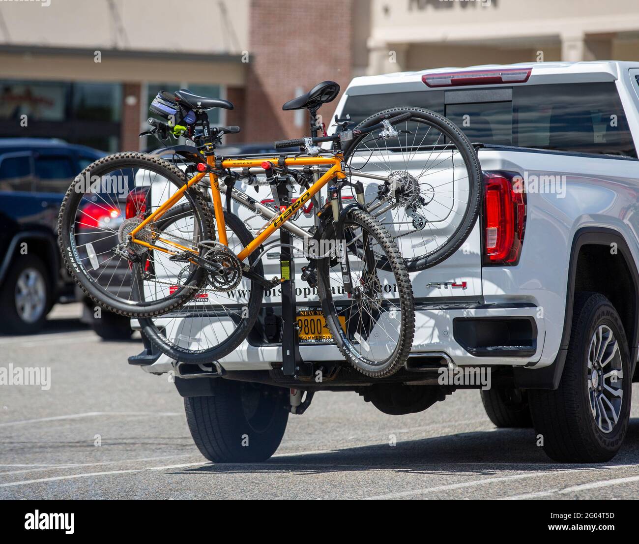 Mountain bikes on a rack in the back of a pickup truck Stock Photo - Alamy