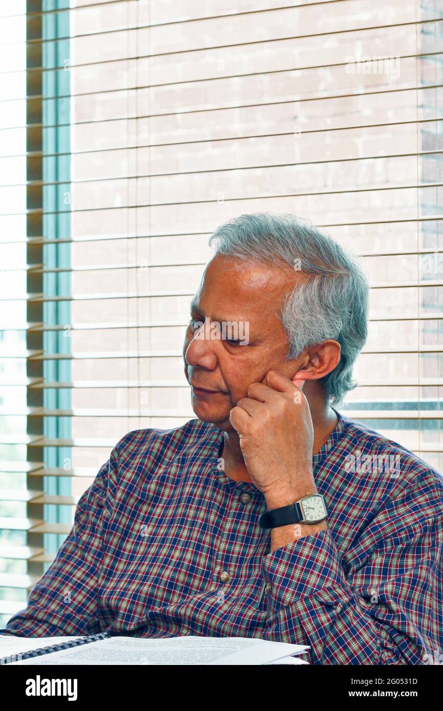 Bangladesh – September 20, 2012: Muhammad Yunus, a Bangladeshi social entrepreneur, banker, economist, and civil society leader is listening to the di Stock Photo