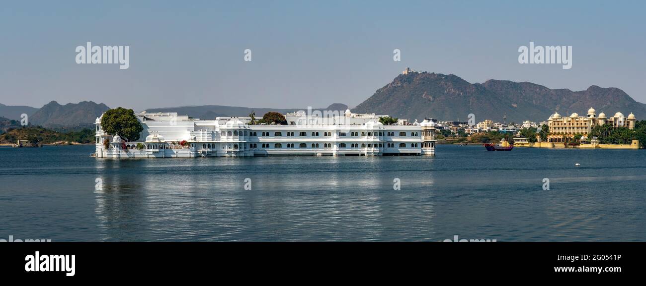 Lake Palace on Lake Pichola Panorama, Udaipur, Rajasthan, India Stock Photo