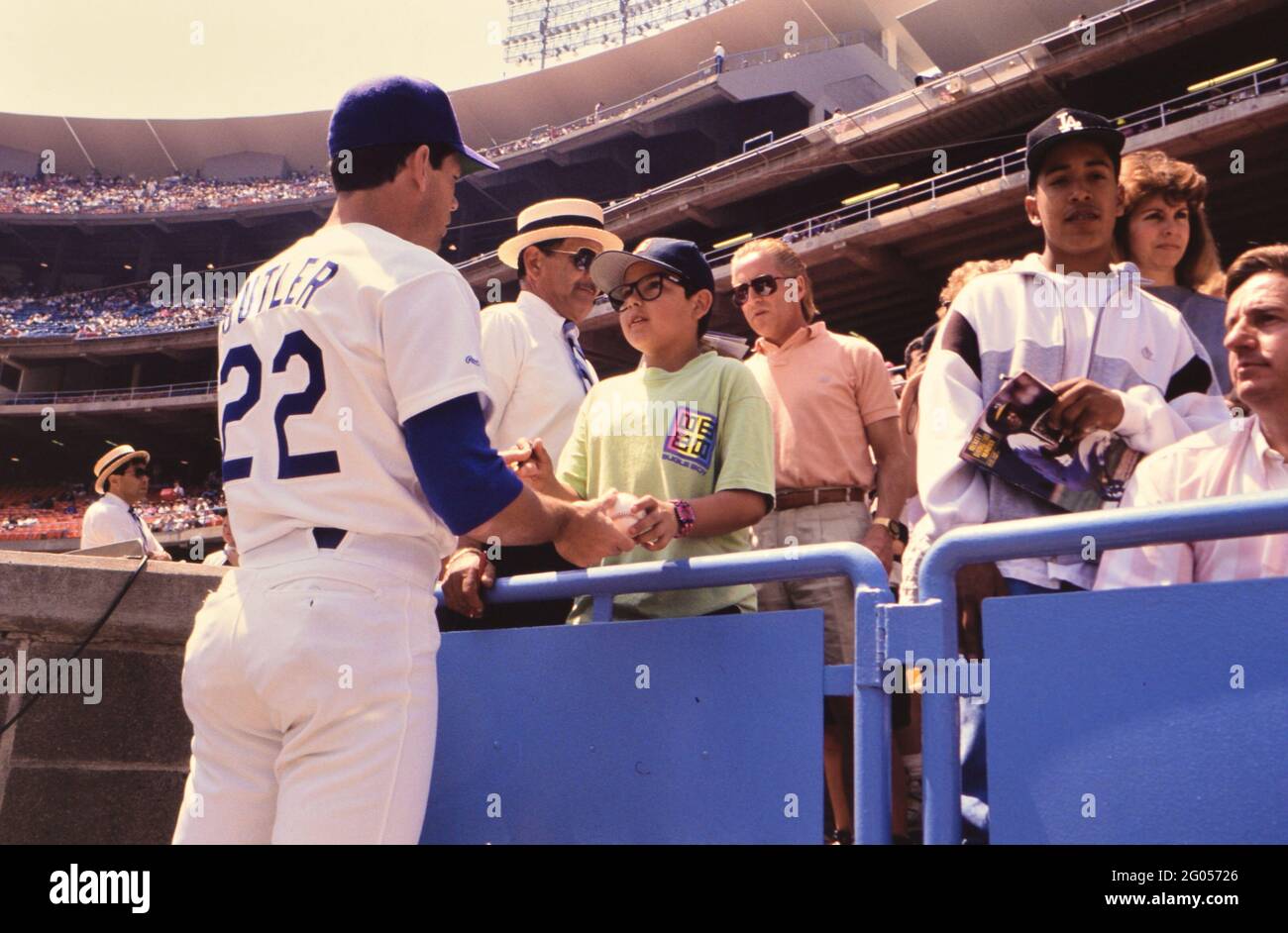 Los Angeles Dodgers outfielder Brett Butler signing autographs for fans --  Please credit photographer Kirk Schlea Stock Photo - Alamy