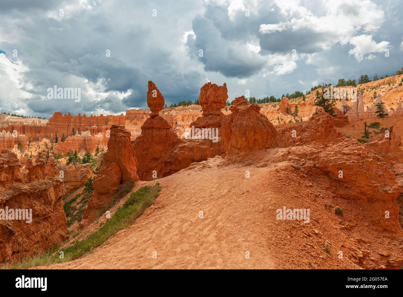 Dramatic thunder clouds above the sandstone hoodoos, Bryce Canyon national park, Utah, United States of America, USA. Stock Photo