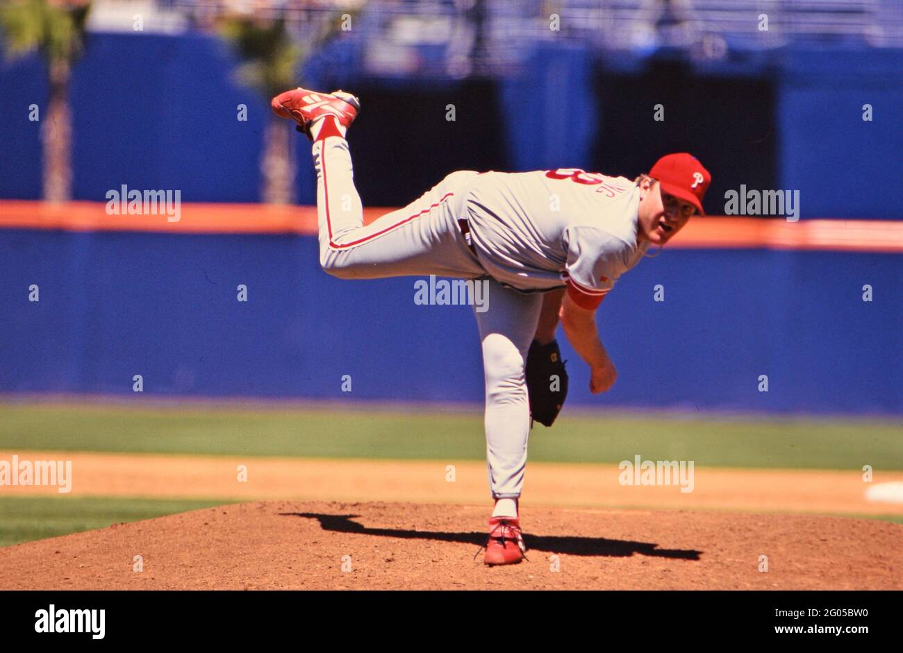 Philadelphia Phillies pitcher Curt Schilling on the pitching mound throwing  a pitch ca. 1998 (please credit Photographer Kirk Schlea Stock Photo - Alamy