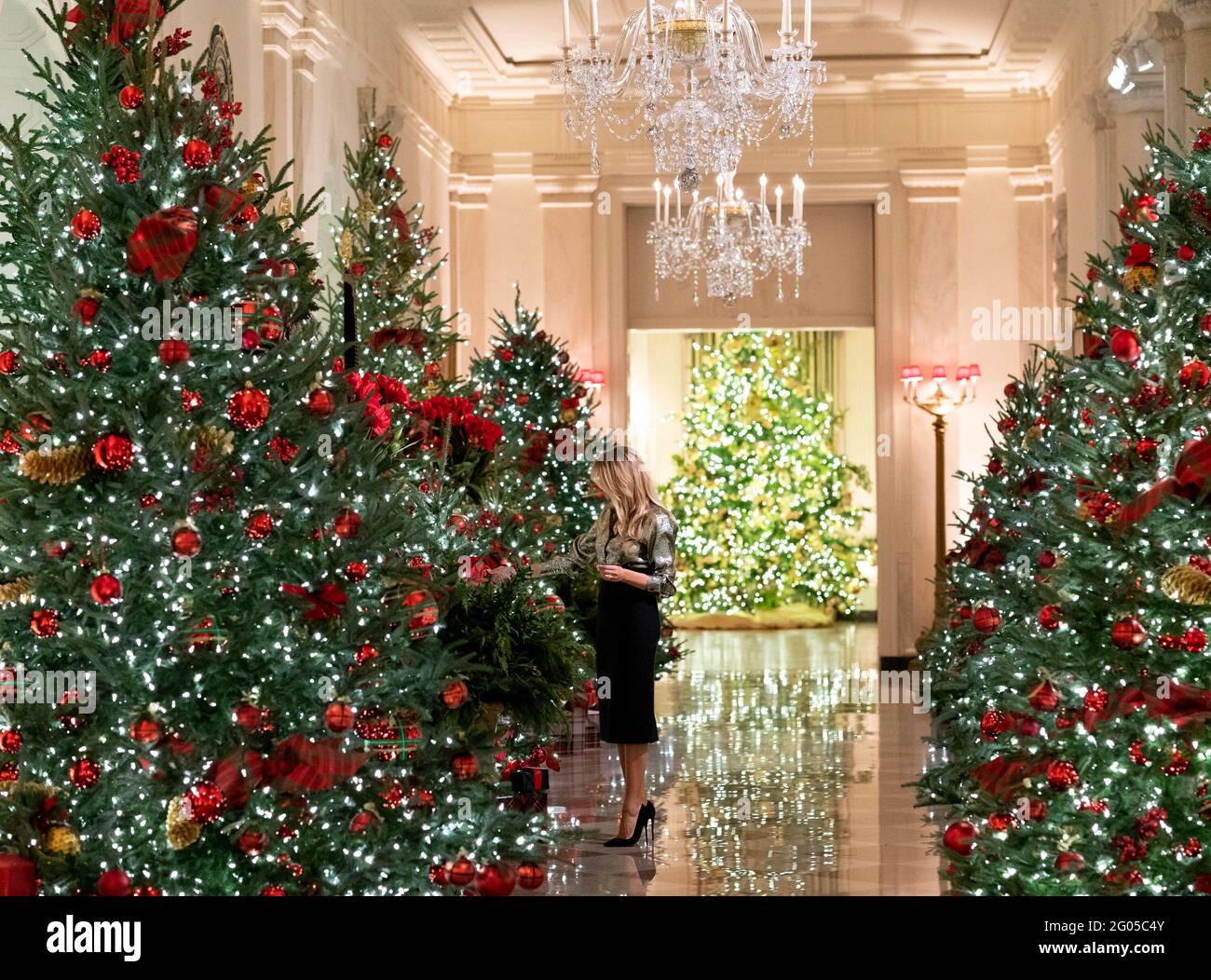 Melania trump reviewing christmas decorations hires stock photography