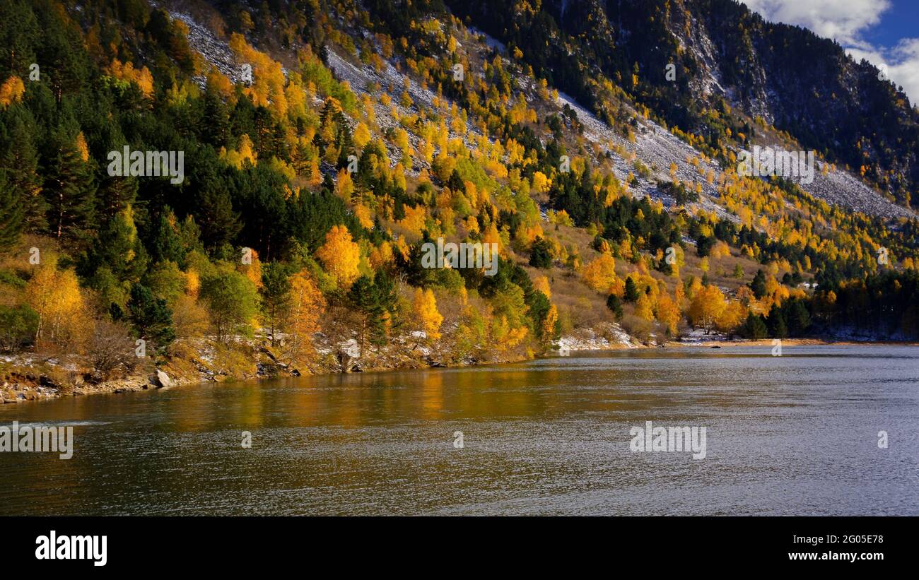 Aiguamòg reservoir in autumn (Aran Valley, Catalonia, Spain, Pyrenees) ESP: Embalse  de Aiguamòg en otoño (Valle de Arán, Cataluña, España, Pirineos) Stock Photo