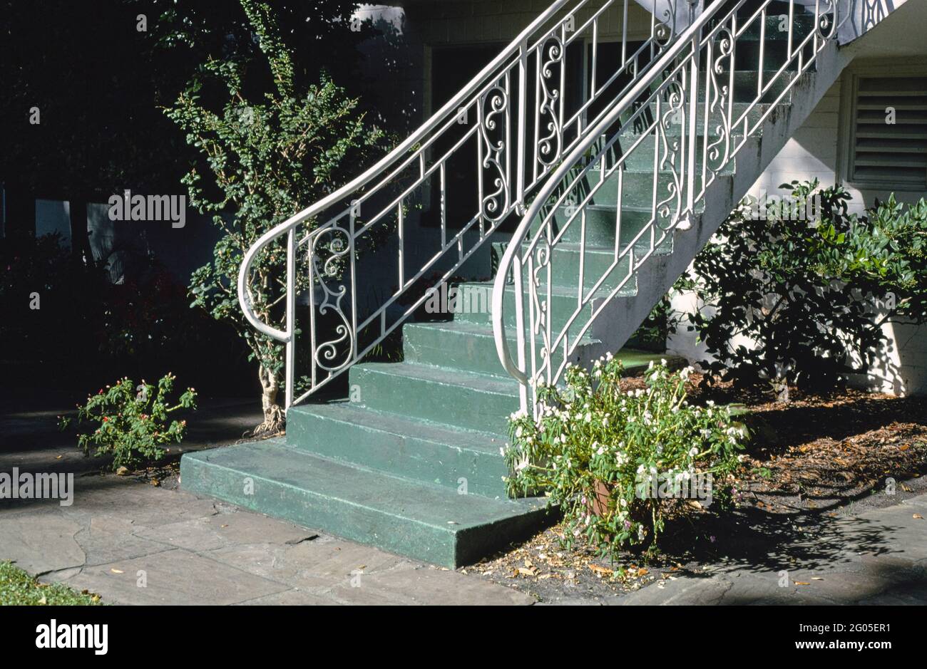 1990s United States -  Queens Court (1948), stair, Kings Way, St Simons Island, Georgia 1990 Stock Photo
